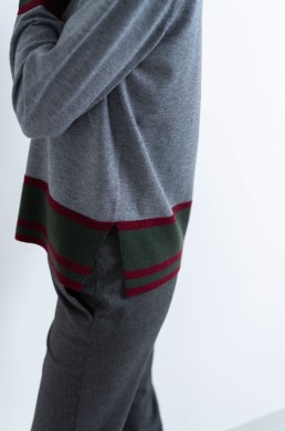 Detalle jersey gris Hongo con franjas verdes y granate