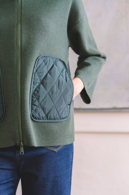 Detalle bolsillos acolchados chaqueta verde Hongo
