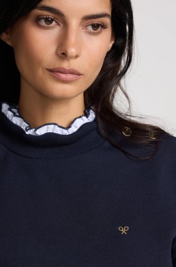 Detalle cuello volante y logo sudadera azul marino Silbon mujer
