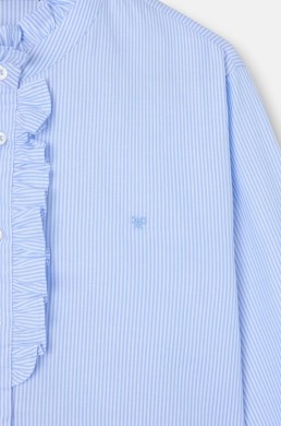 Detalle camisa rayas celeste Silbon con volante y logo bordado