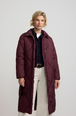 Parka acolchada burdeos Silbon mujer look de otoño invierno