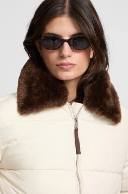 Detalle cuello de pelo marrón parka crudo Silbon mujer