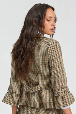 Chaqueta Vilagallo vista trasera con trabilla decorativa y volante