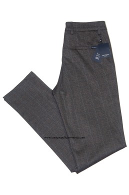 Pertegaz pantalón de vestir con cuadros