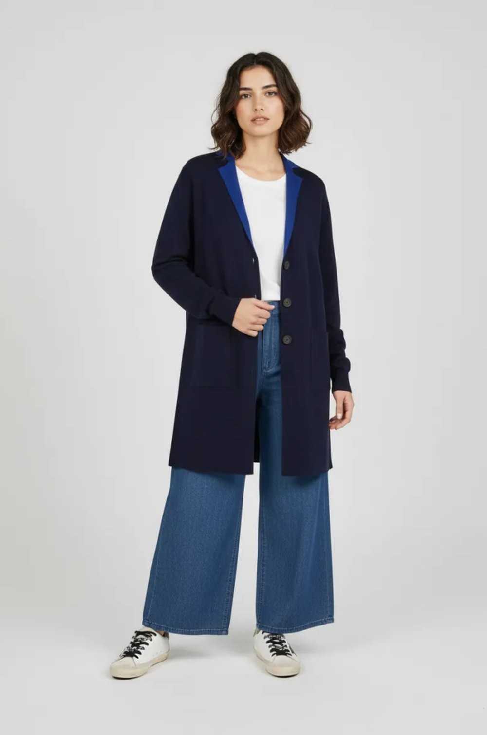 Chaqueta larga de punto azul marino WNT con solapas en azul intenso