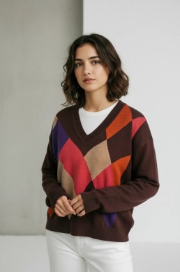 Jersey marrón chocolate WNT con rombos multicolor y escote de pico