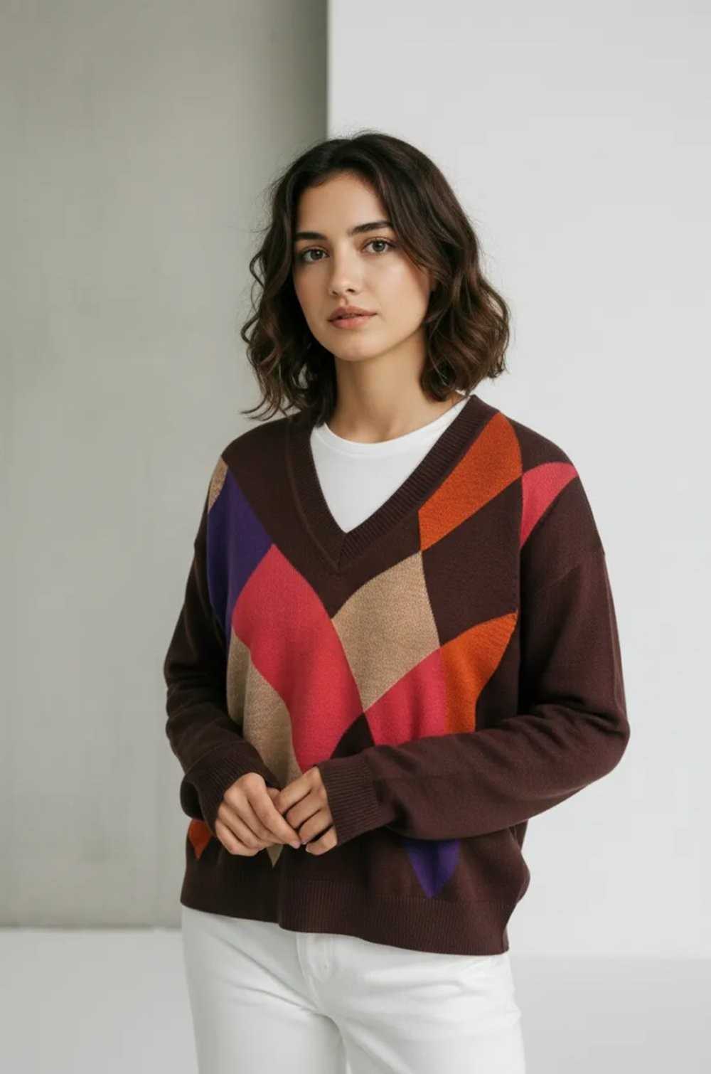 Jersey marrón chocolate WNT con rombos multicolor y escote de pico