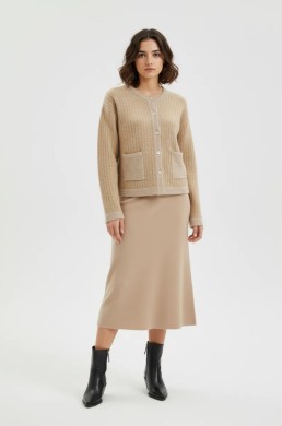 Falda midi evasé color arena WNT con caída fluida