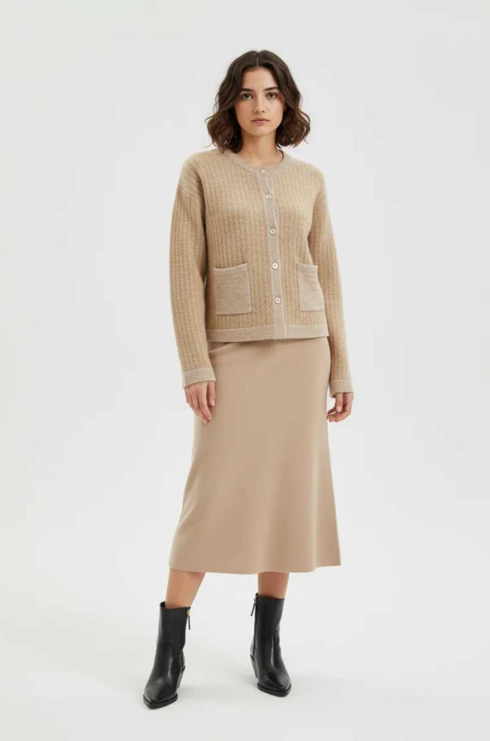 Falda midi evasé color arena WNT con caída fluida