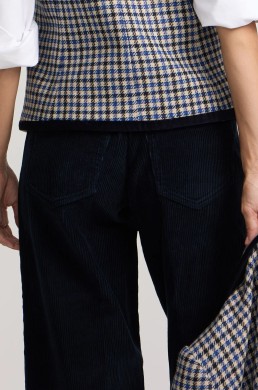 Pantalón de pana azul marino Silbon, detalle de bolsillos traseros