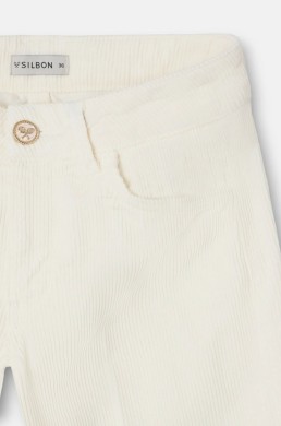 Pantalón de pana crudo Silbon, detalle de cintura y botón