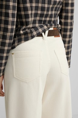 Pantalón de pana crudo Silbon, detalle de bolsillos traseros